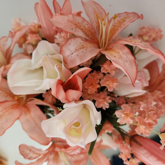 Assorted faux flowers - Picture 2 of 3